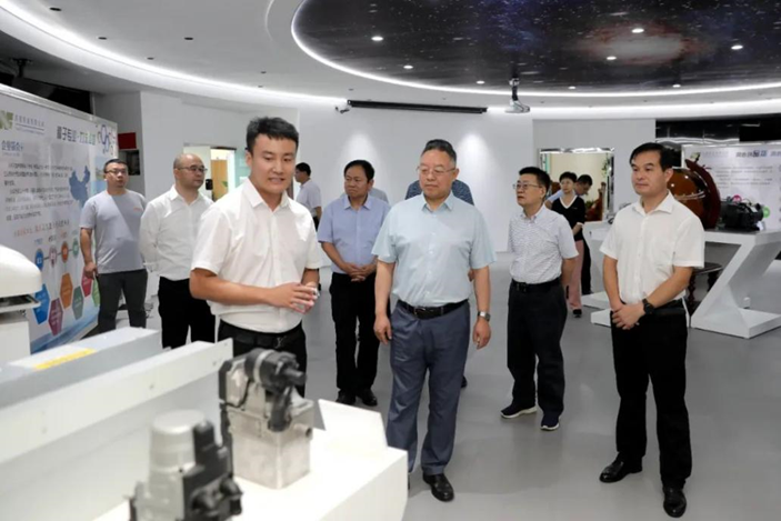 图为中康团队进行企业调研